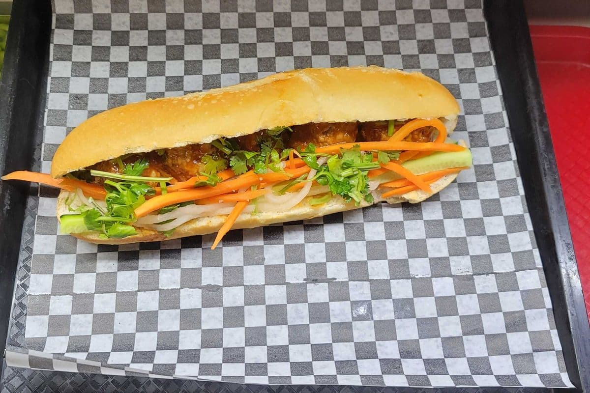 Banh mi sandwich aux boulettes de porc