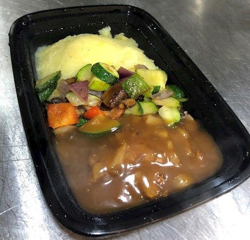 Steak haché sauce et oignons, purée et légumes
