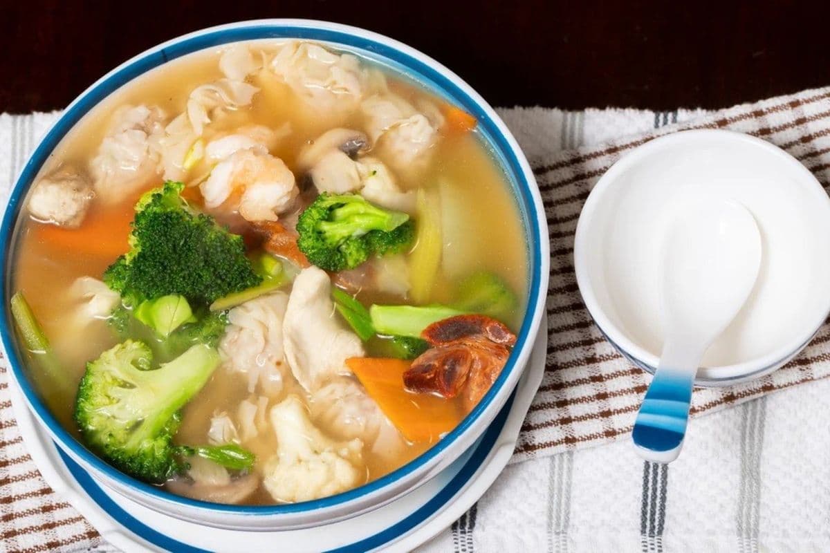 3. Deluxe Wonton Soup with Meat and Vegetables杂云