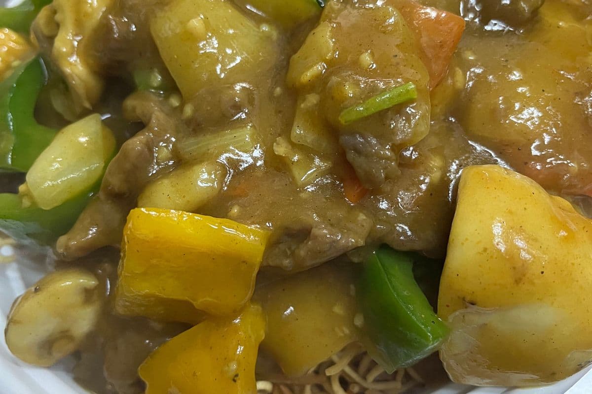 Curry Beef Crispy Chow Mein叻哩牛炒面
