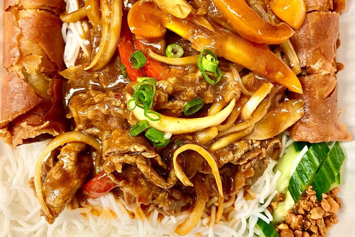23 Grilled Beef and Spring Roll - Bún bò ướp xả chả giò