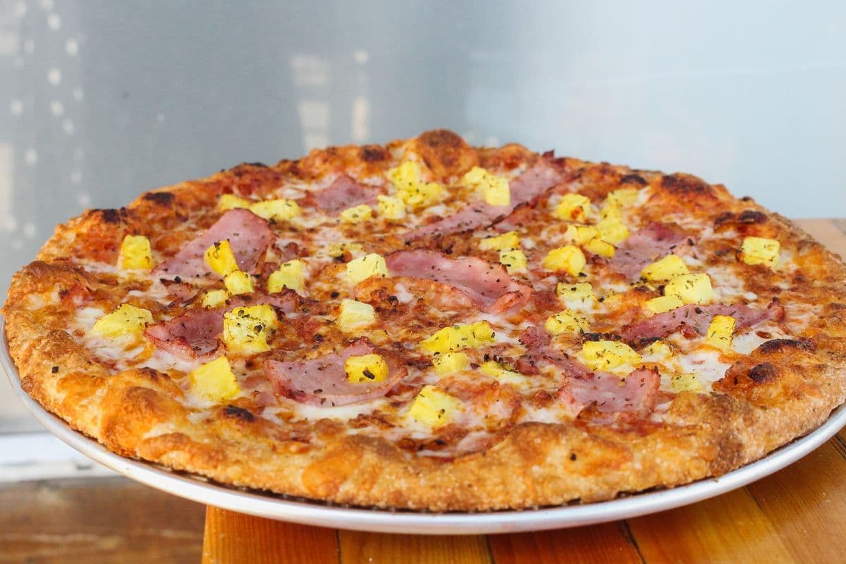 Large Anchors Away Hawaiian Pizza