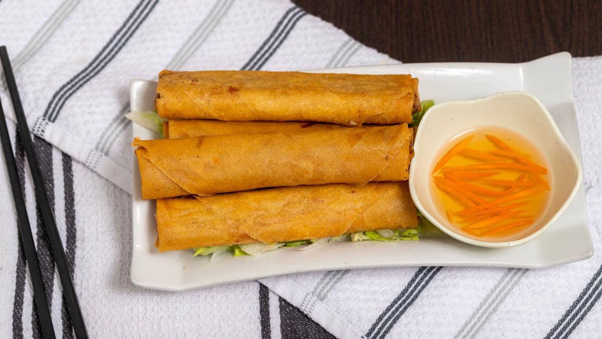1. Deep Fried Spring Rolls (4 pcs)