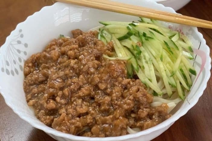 D2. Minced Pork and Soya Paste Noodles 炸醬麵