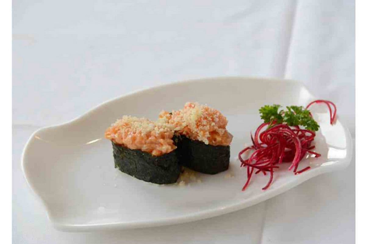 K19. Spicy Salmon Sushi (2 pcs)