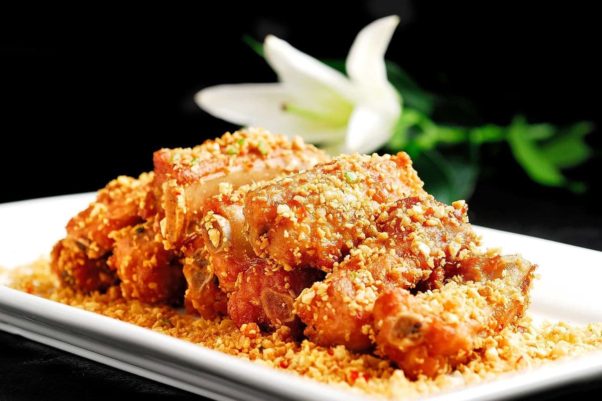 A6.蒜香香酥骨 Deep Fried Pork Spare Rib in Garlic Flavor