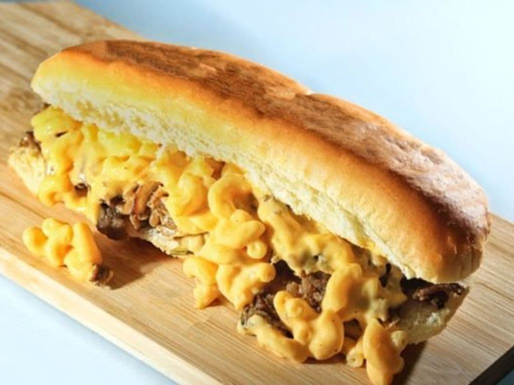 Le Mac & Steak Fromage / The Mac & Cheesesteak