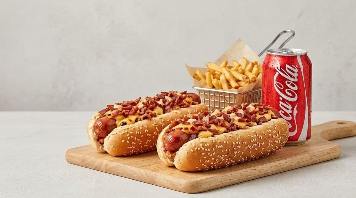 Trio #9 â 2 hot-dogs suprêmes fromage & bacon + frites + breuvage