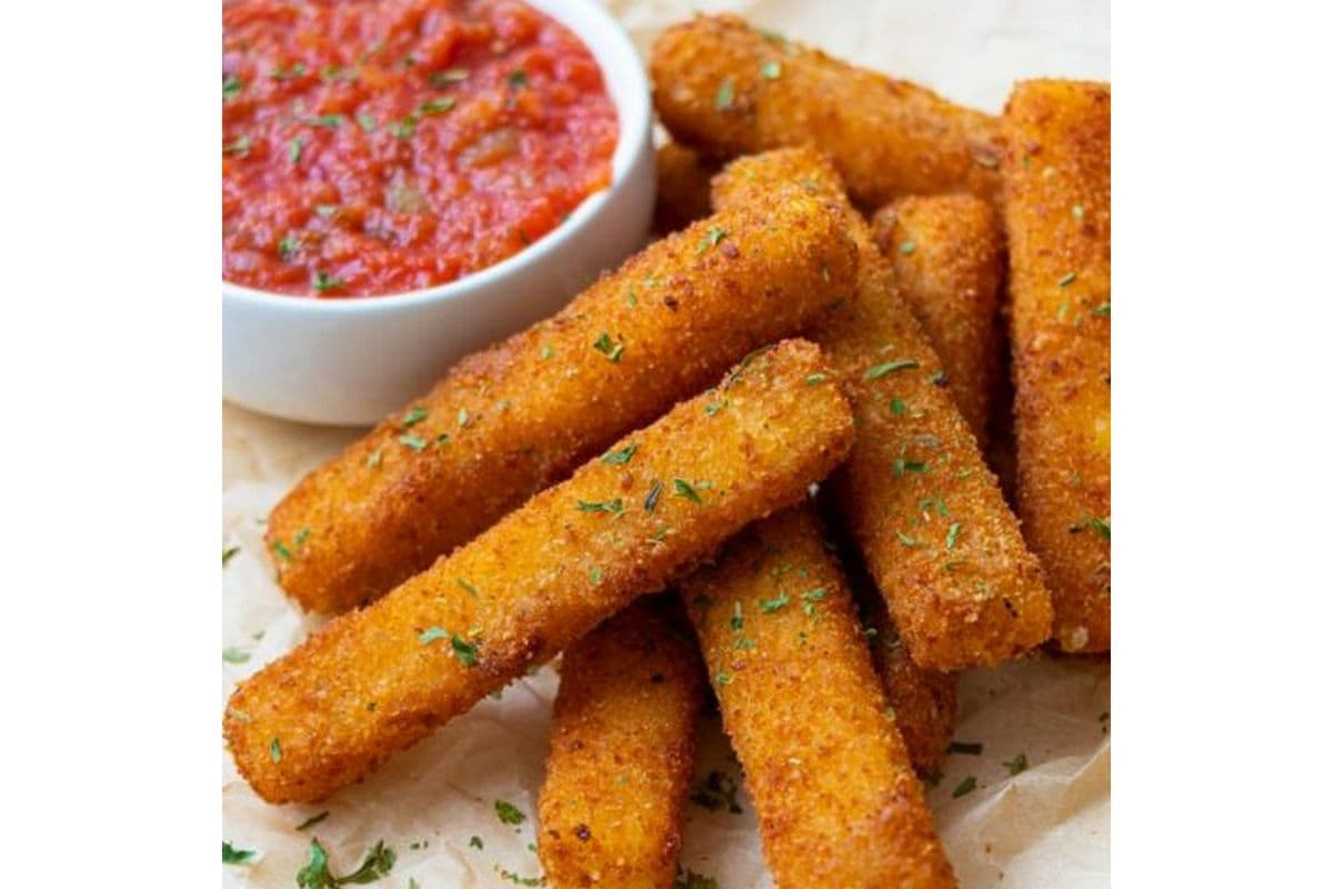 Mozzarella Sticks (6 pcs) and Dip