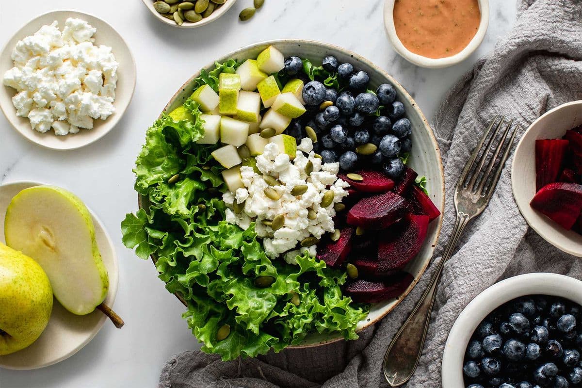 Blueberry Boost Salad (550 Cal)