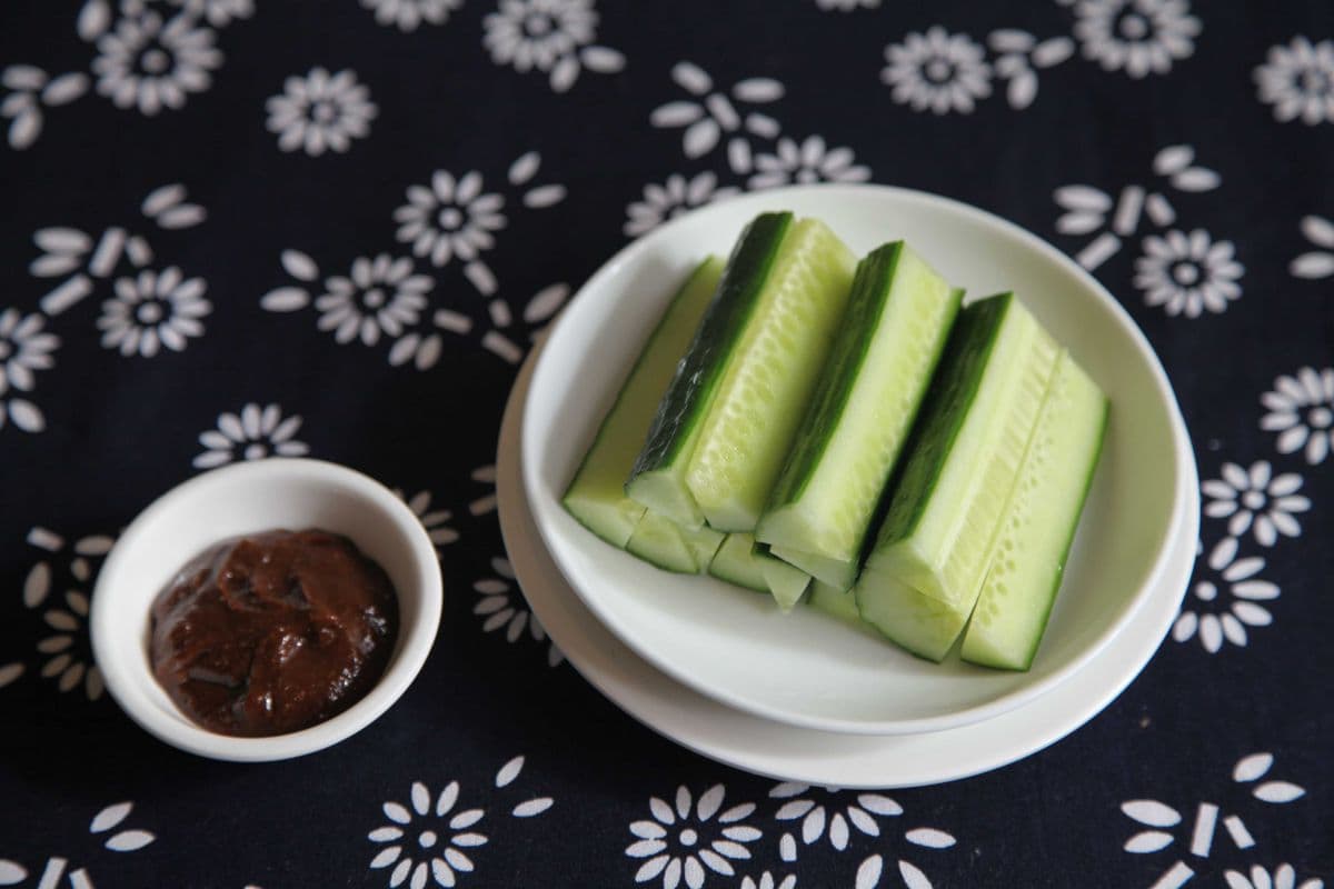 Y11. Cucumber & Dipping Sauce ( L )