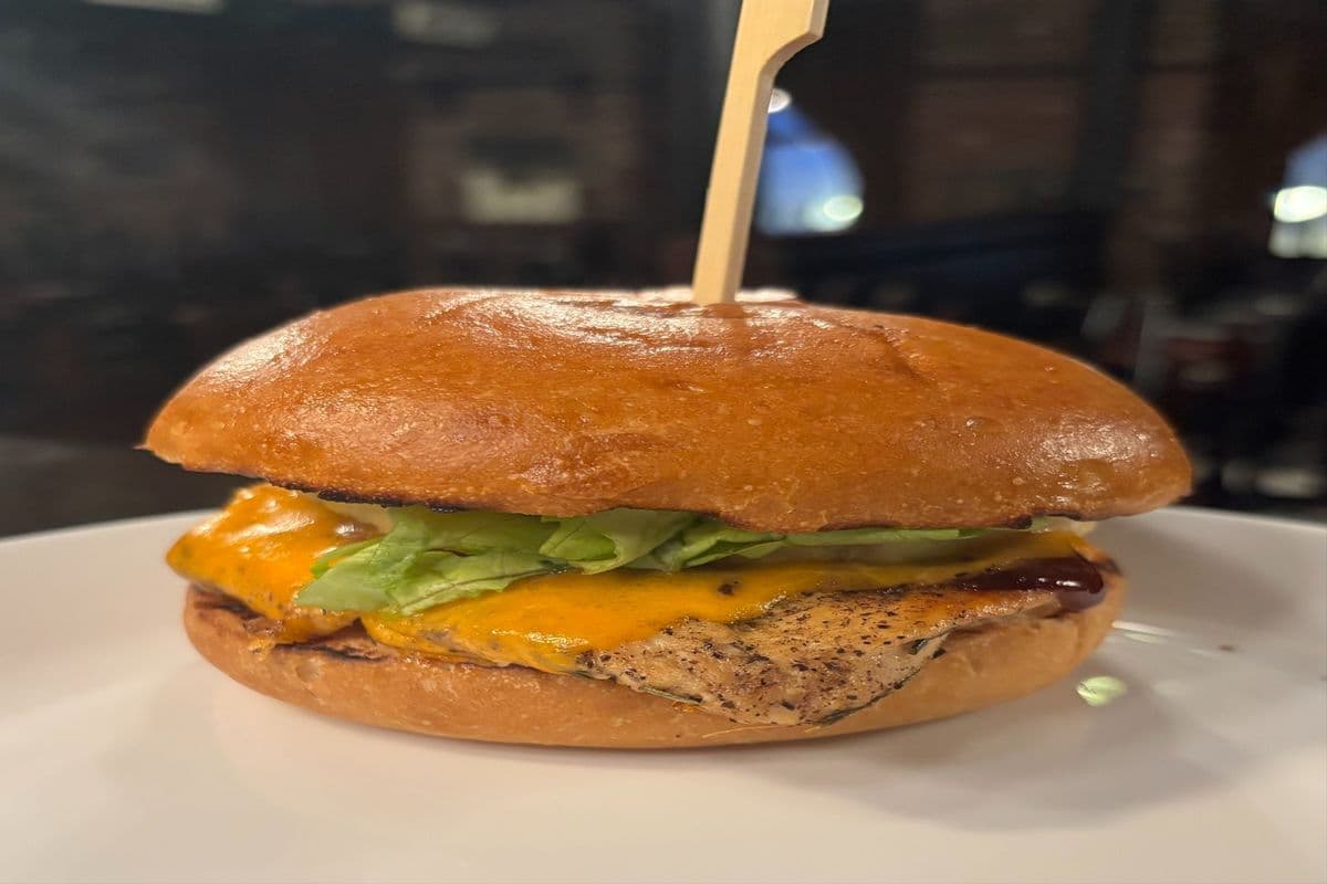 **NEW** Grilled Chicken & Pineaaple Burger