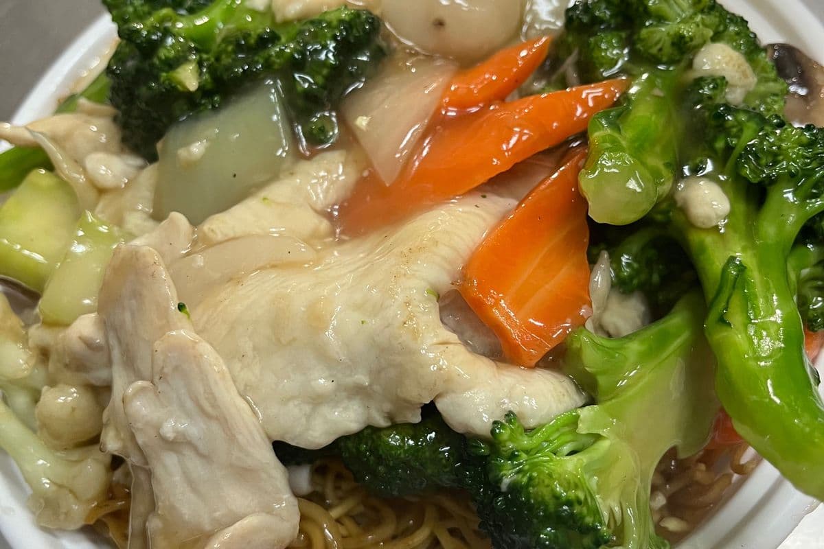 Chicken with Mixed Vegetable Crispy Chow Mein 鸡什才炒面