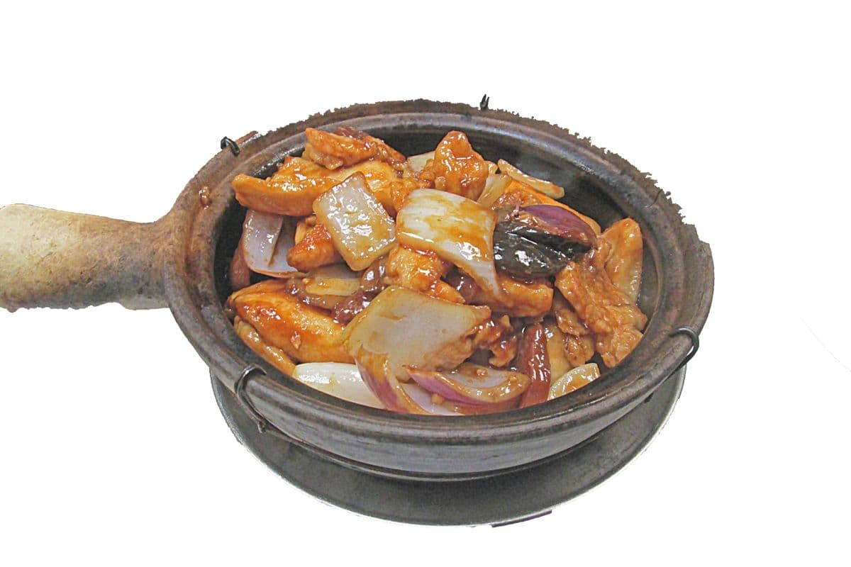 252. Chicken with Chinese Sausage or Bean Sauce in Hot Pot 啫啫雞片煲
