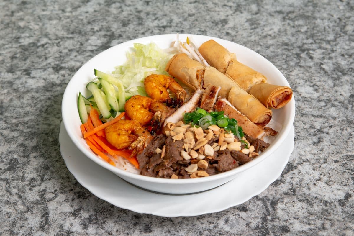 V9. Grilled Satay Beef, Char-Broiled Chicken, Shrimp, and Spring Roll Vermicelli (Spicy)