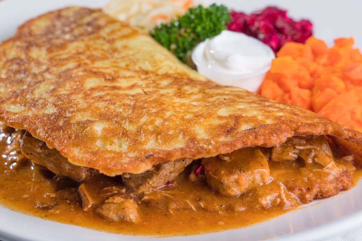 Hungarian-Style Potato Pancake - Placek po Wegiersku, Placek Ziemniaczany z Gulaszem ii Surowka