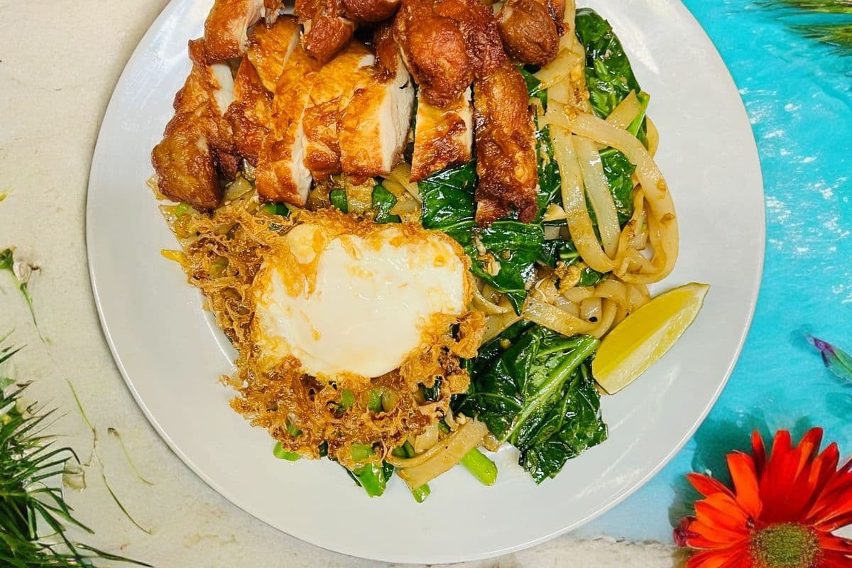 Pad See Ewe Kai Tod Had Yai (ผัดซีอิ๋วไก่ทอดหาดใหญ่)