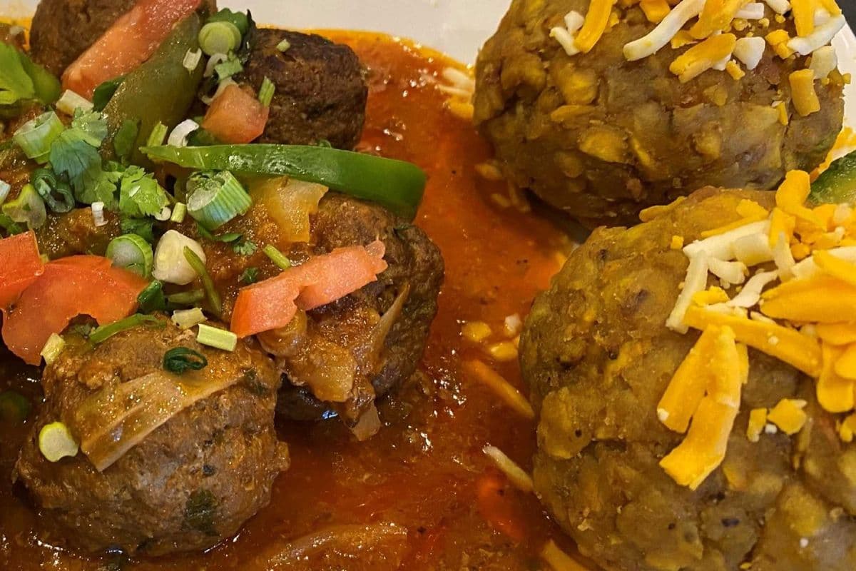 Mofongo with meatballs / Mofongo con Albondigas