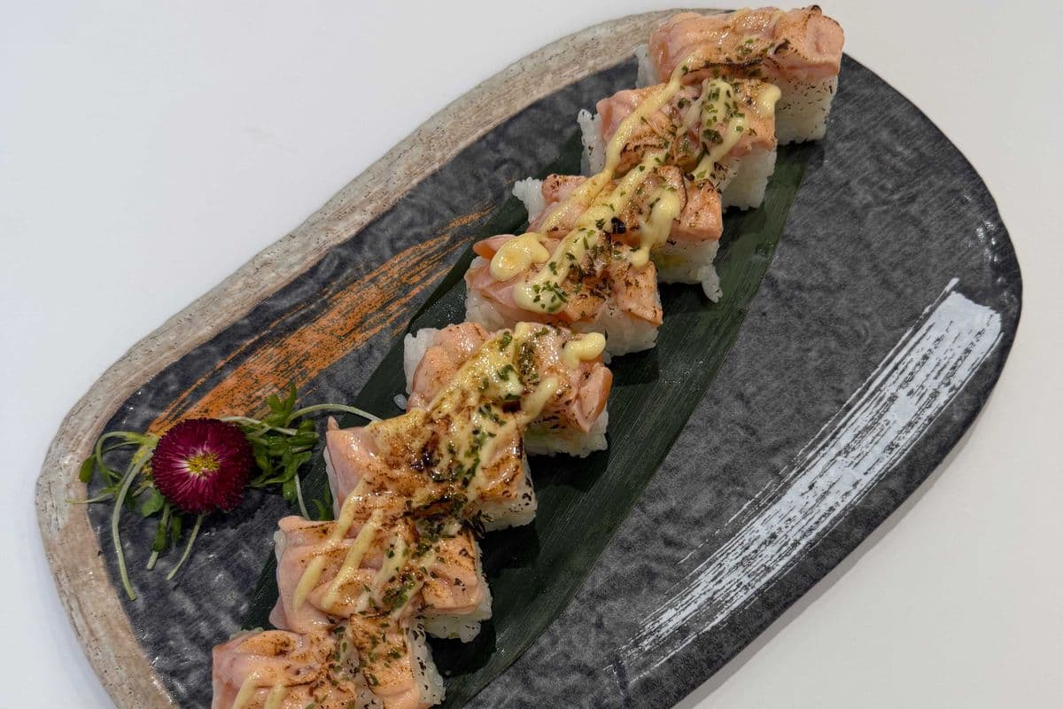 B1. Salmon Pressed Sushi (8 pcs) 三文魚板壓壽司