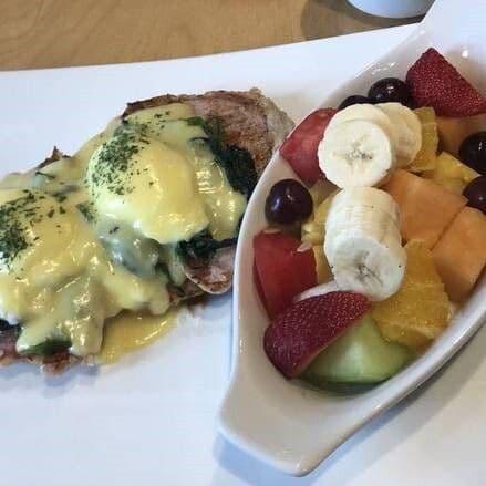 Eggs Florentine with Peameal and Fruit