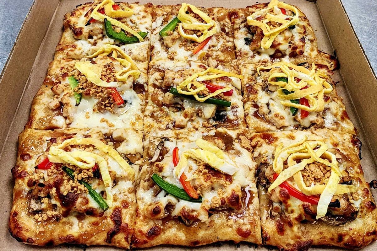 P9. Pad Thai Chicken Pizza