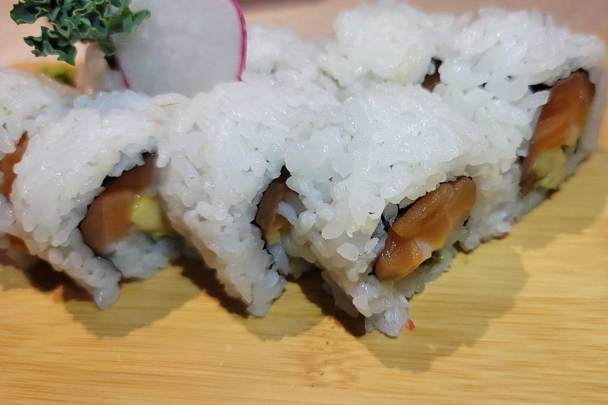 Salmon Avocado Roll (8 pcs)
