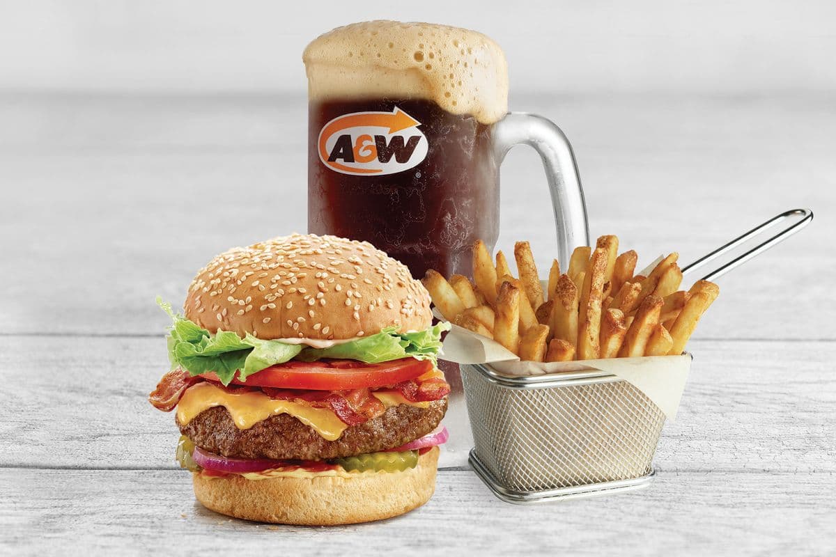 Combo Oncle Burger™ avec cheddar et bacon / Cheddar Bacon Uncle® Burger Combo