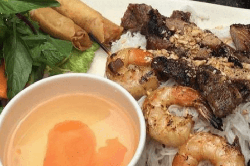 28. Vermicelle avec brochette de crevette, porc grillé et 2 rouleaux impériaux / Skewer of shrimp, grilled pork and 2 imperial roll on vermicelli