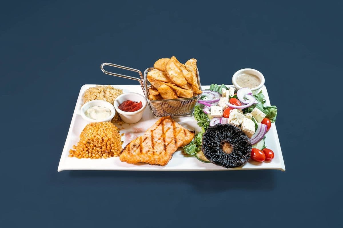 Assiette de saumon grillée
