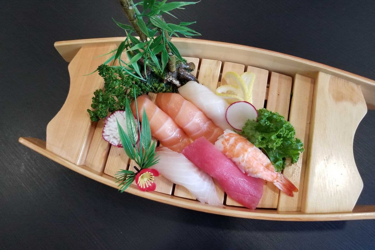 Assorted Sushi (6pcs)