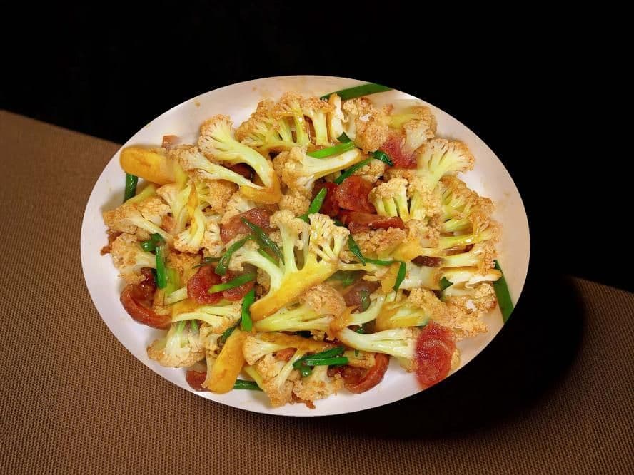 Sauteed cauliflower with salt pork belly / 腊香菜花