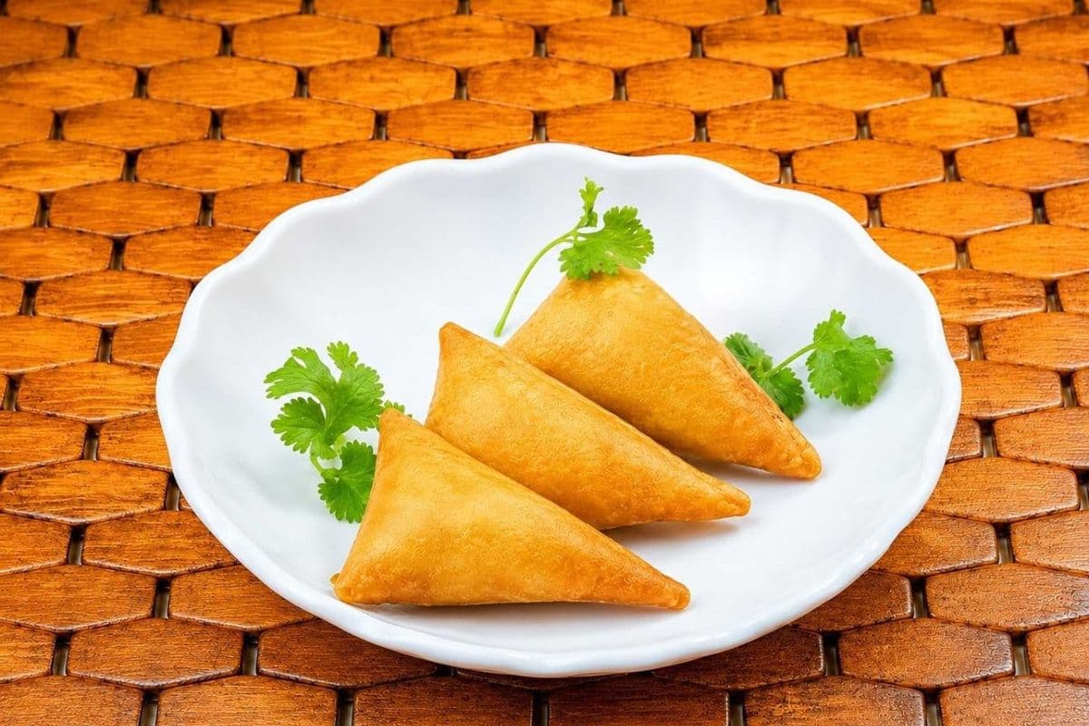 D5a. Aroy Mini Samosa ( 3 Pcs. )