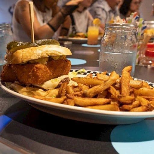 Le grease mac and cheese burger