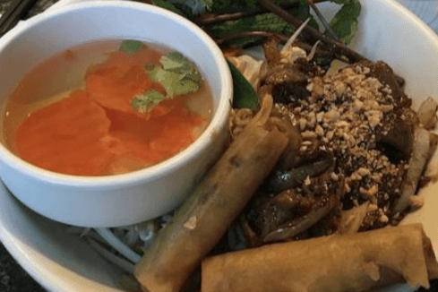33. Vermicelle boeuf ou poulet et 2 rouleaux impériaux / Sauteed Beef or Chicken with Lemongrass and 2 Imperial Roll On Vermicelli