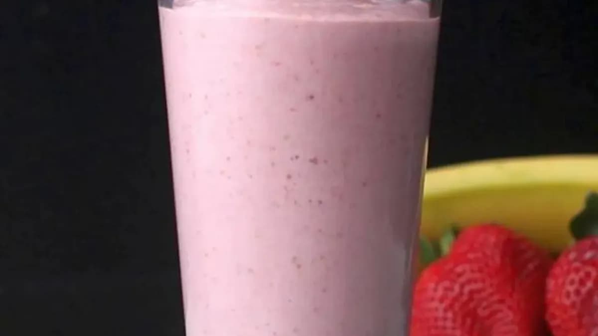 Strawberry Shake (16 oz) w/tamperproof lid