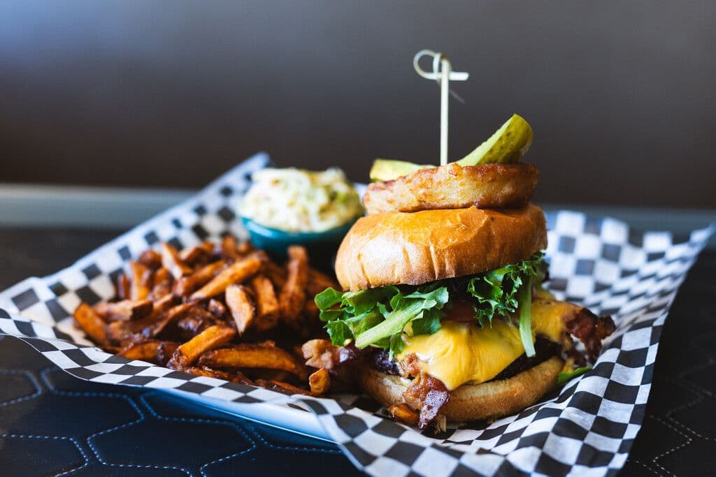 Burger classique avec fromage & bacon / Classic burger with cheese & bacon