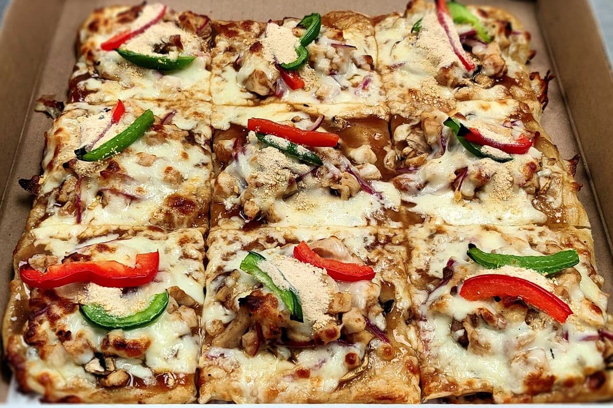 P3. Spicy Tamarind Chicken Pizza