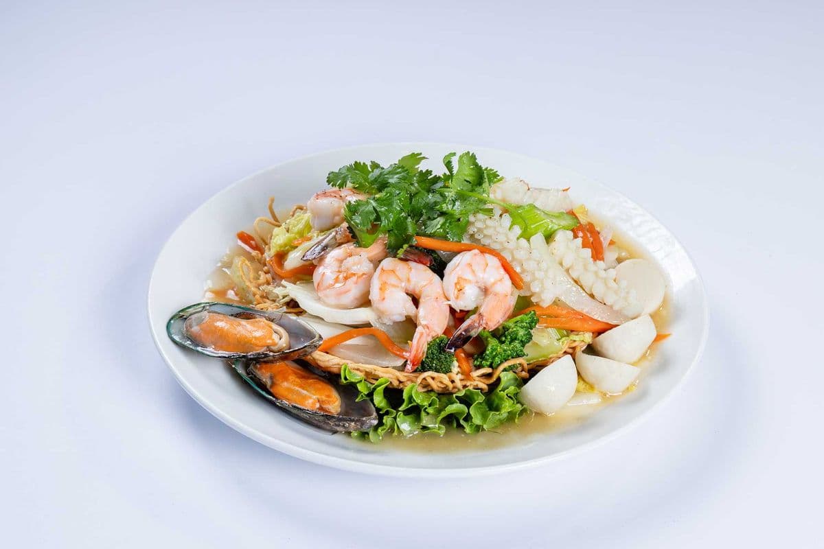 26. Seafood and Vegetable Crispy Chow Mien / (Mi Xao Gion Hai San)