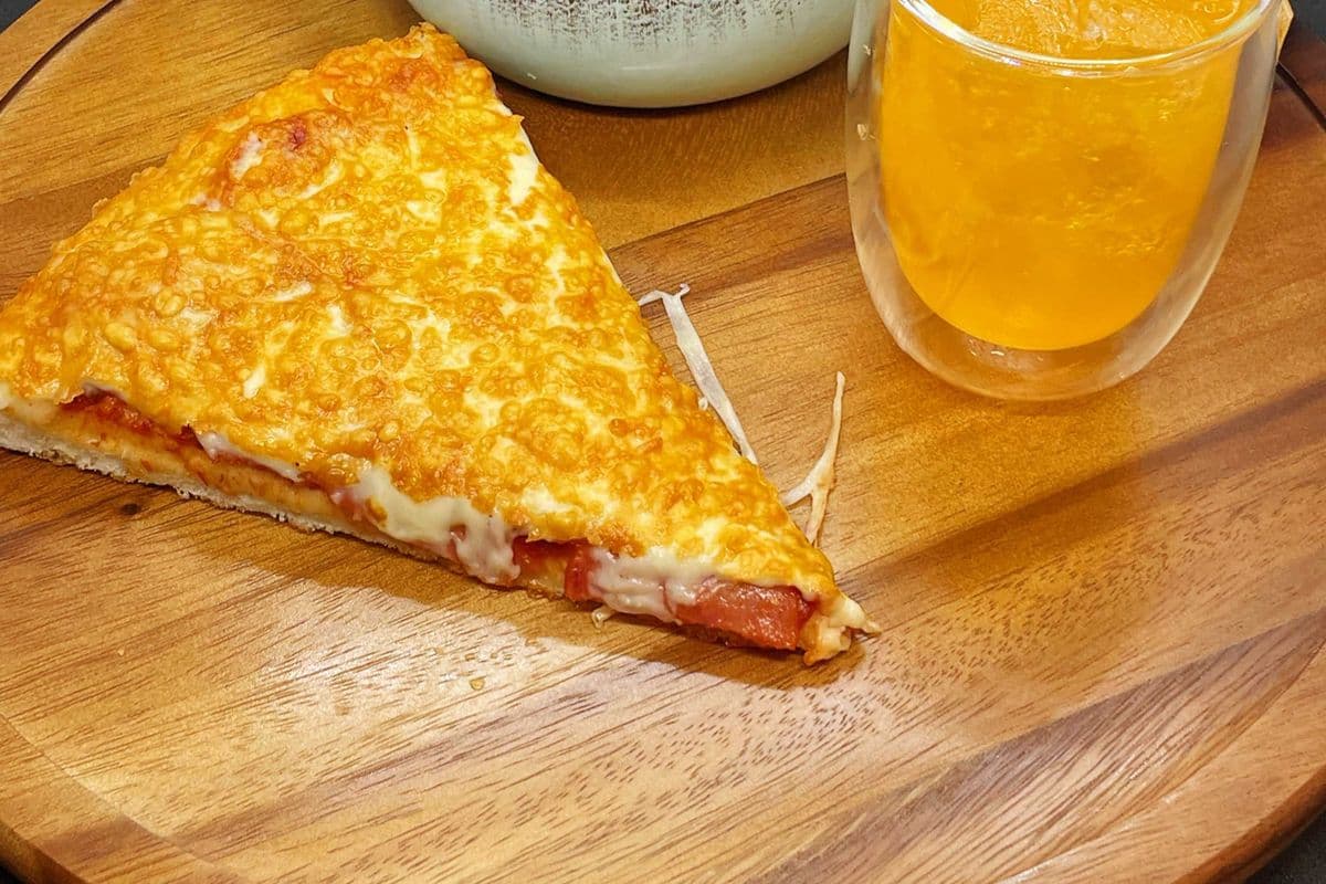Une tranche de pizza / One slice pizza