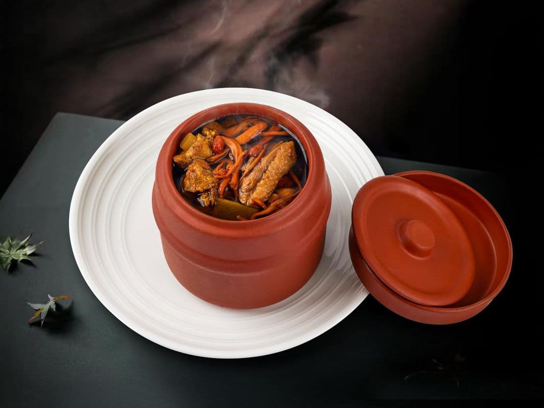 Braised old chicken and cordyceps soup / 虫草花炖老鸡汤
