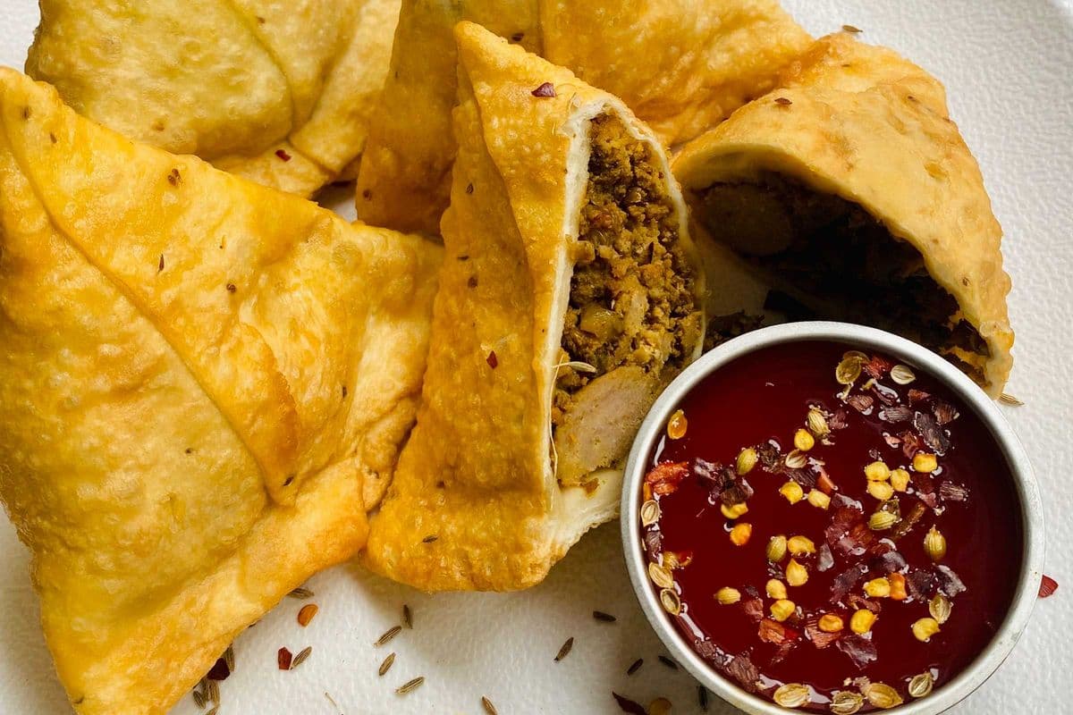 Samosa (Veg / Chicken) (2 Pcs)