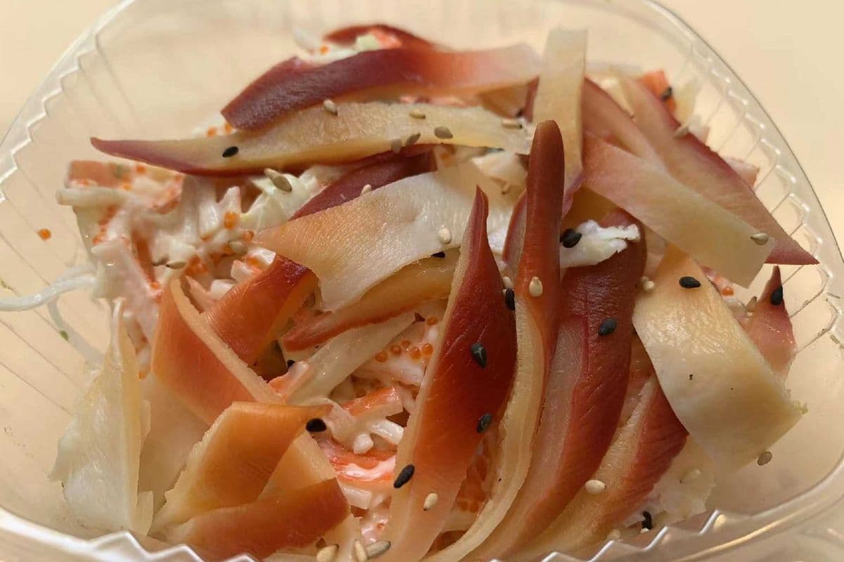 A05. Surf Clam Kani Salad 北极⻉蟹⾁沙拉