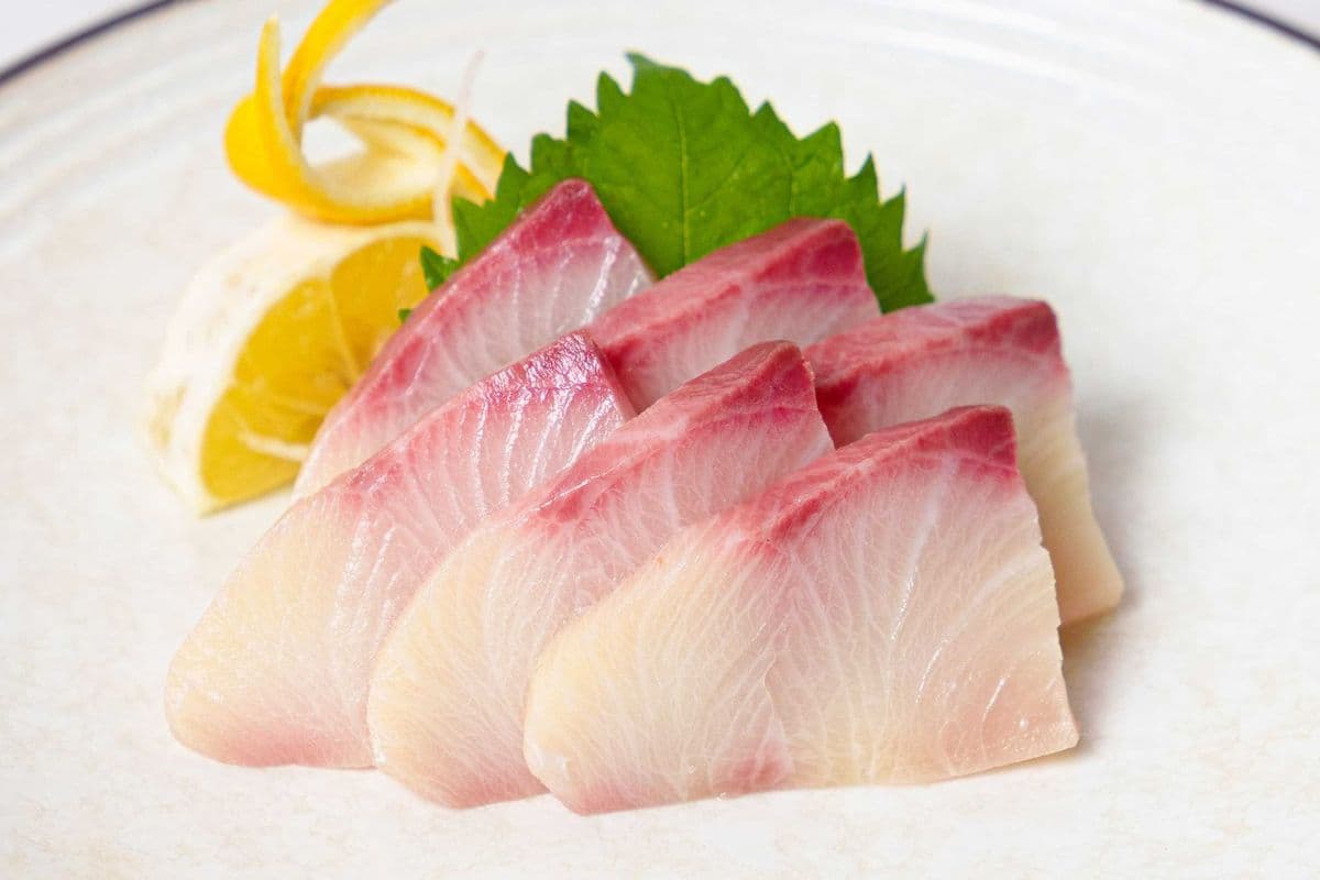 Yellowtail (Hamachi) Sashimi (6 pcs)