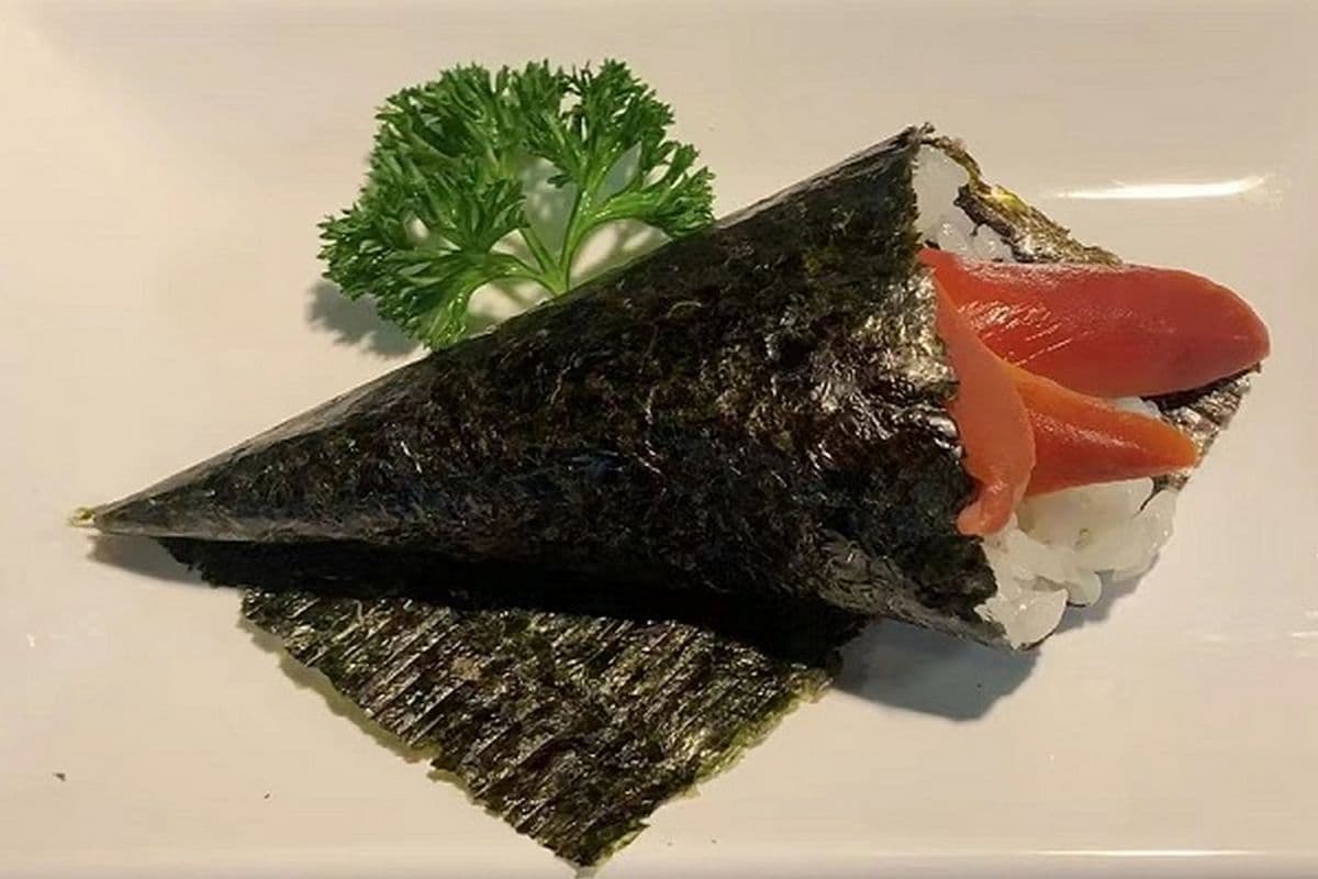 K10. Surf Clam Hand Roll