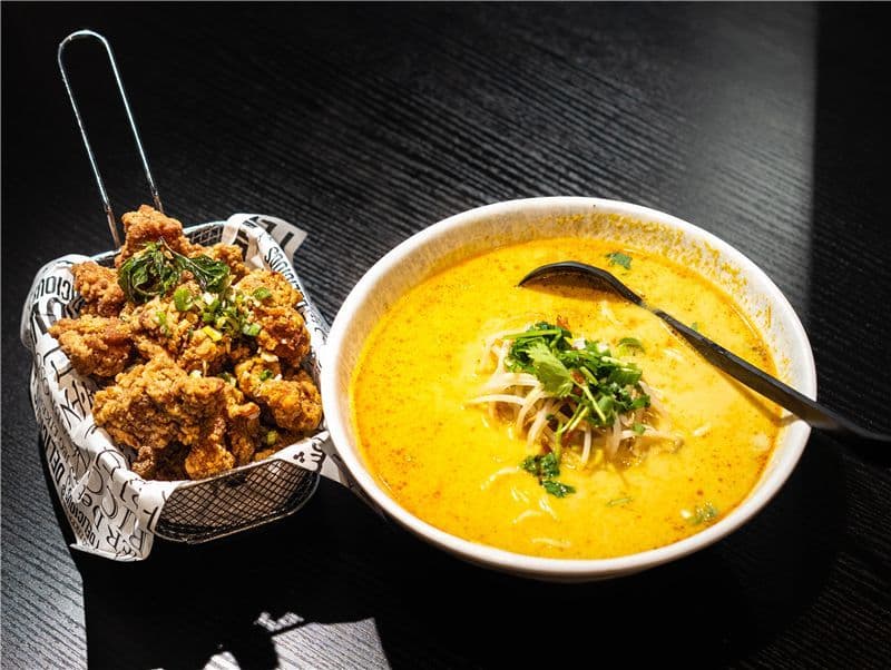 E04 Laksa Noodle Soup with Deep Fried E04 喇沙湯麵+炸物