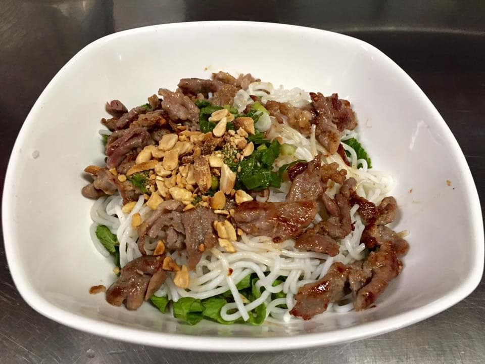 218. Grilled Beef with Vermicelli and Vegetable