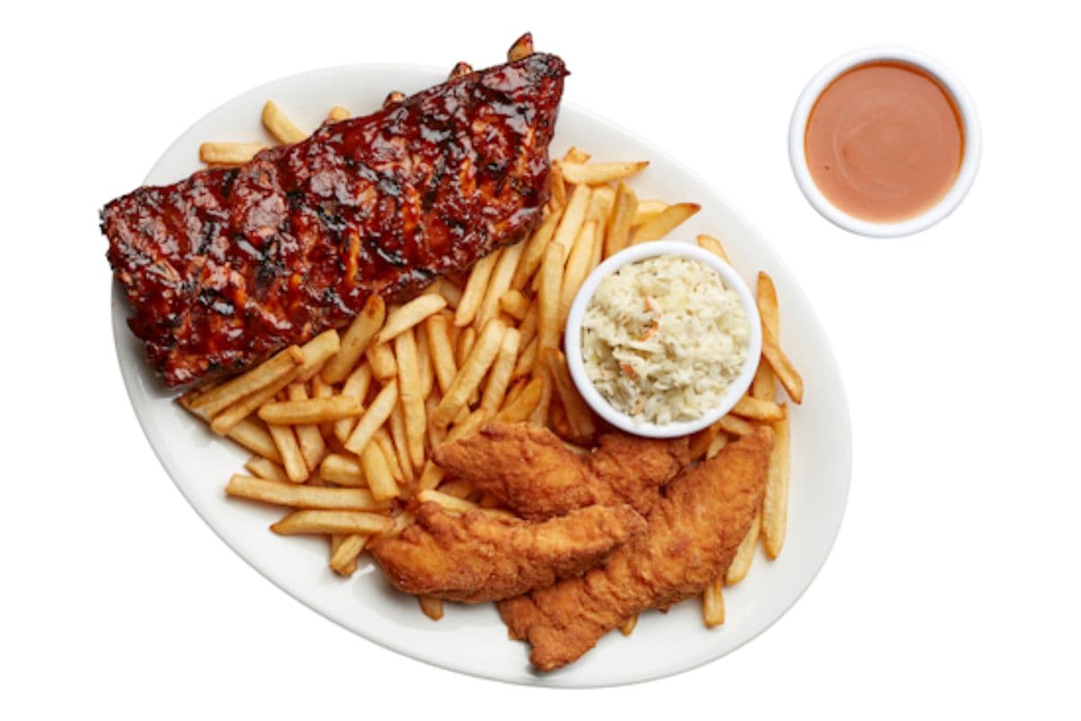 Demi côtes et trois filets de poulet / Half Ribs and Three Chicken Fillets