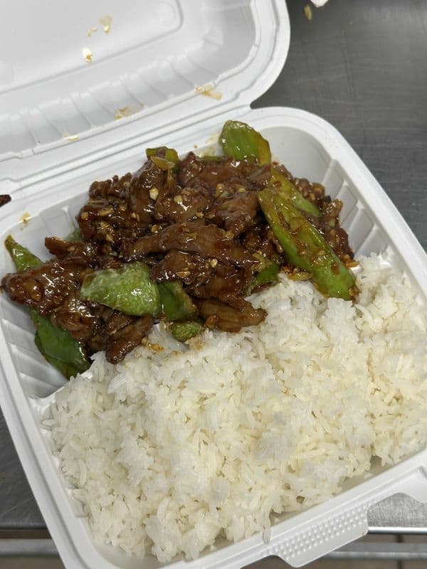 L4. Pickled Pepper Beef Lunch Box 泡椒牛肉盖饭