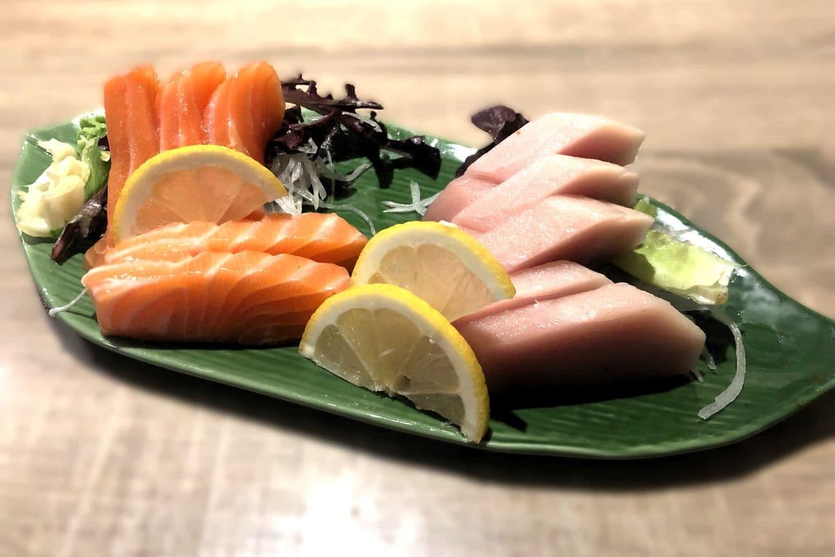 Tuna and Salmon Sashimi (10 pcs)