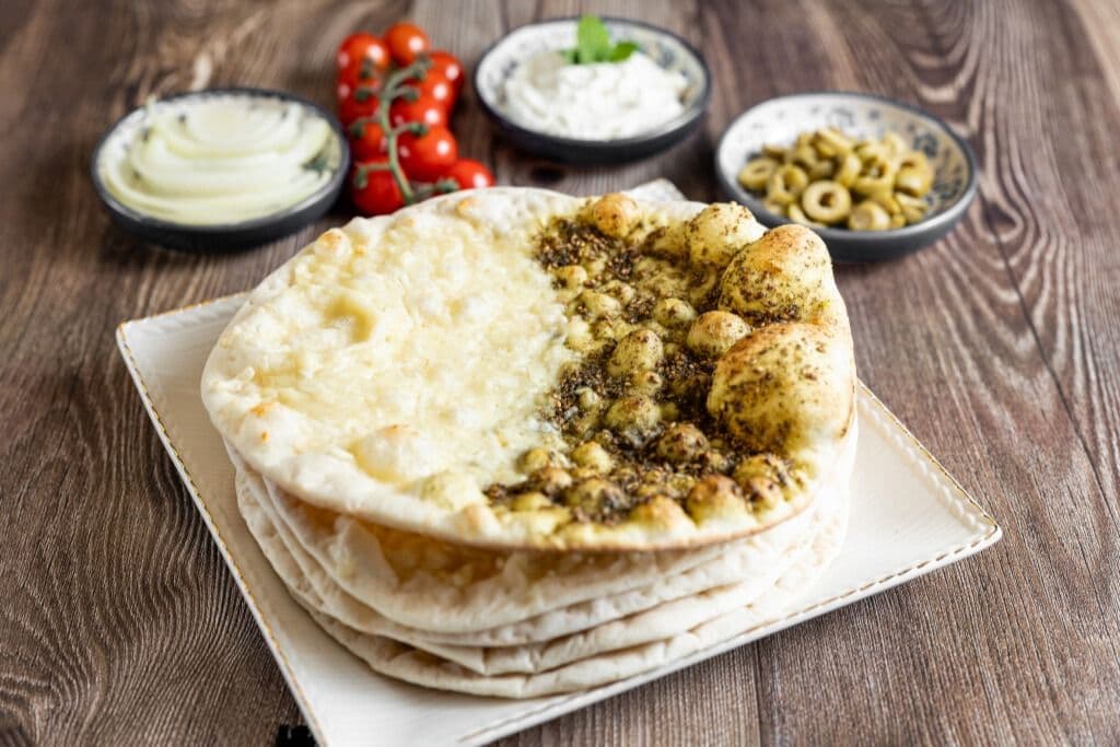 Manakeesh fromage et zaatar (6 mcx) / Cheese and Zaatar Manakeesh (6 Pcs)
